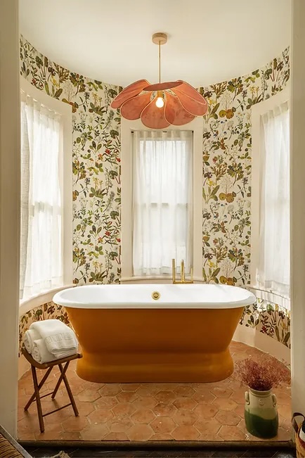 Tub at the Eastwind Hotel Lake Placid | One of our favorite Catskills Wedding Venues