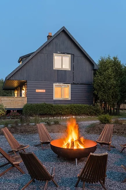 Communal firepit at the Eastwind Hotel Lake Placid | One of our favorite Catskills Wedding Venues