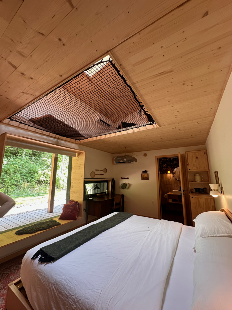 Room with jumping rope ceiling at the Eastwind Hotel Oliverea Valley