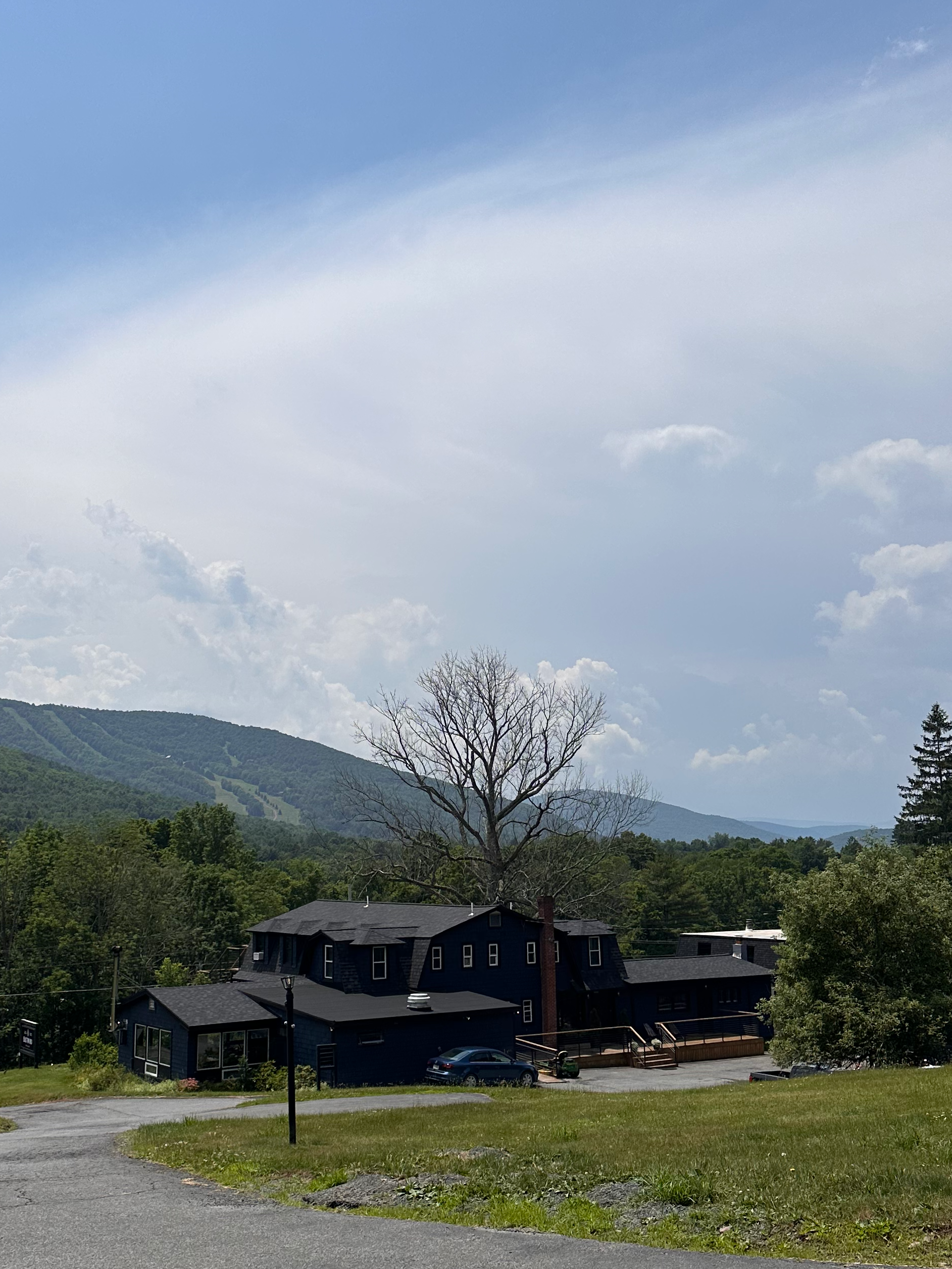 View of the main building at at the Eastwind Hotel Windham | One of our favorite Catskills Wedding Venues