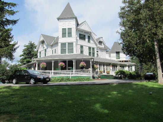 The Anne's Washington Inn is perfect for a Saratoga Wedding, located right on Boradway